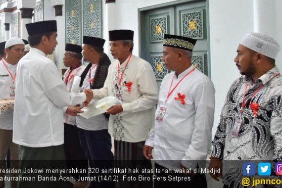 Presiden Serahkan 320 Sertifikat Wakaf di Banda Aceh - JPNN.COM
