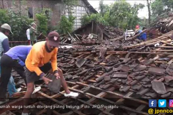 Puting Beliung Numpang Lewat, 4 Rumah Langsung Roboh - JPNN.COM