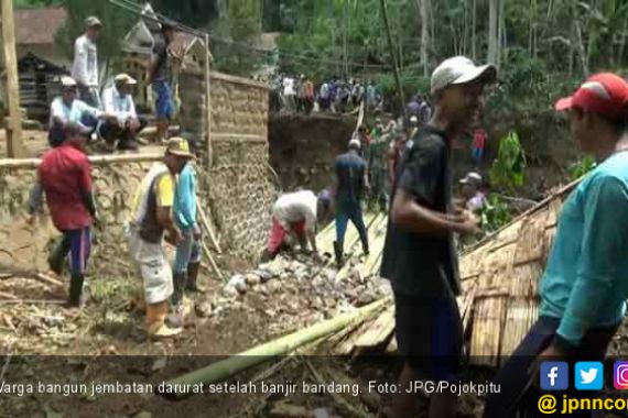 Tolong, Banjir Bandang Hancurkan Lima Jembatan di Sini - JPNN.COM