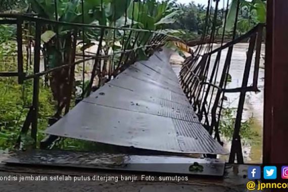 Jembatan Gantung Putus, 12 Warga Labuhanbatu Terseret Banjir - JPNN.COM