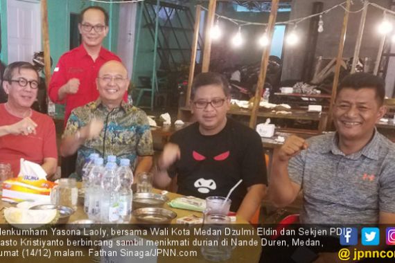 Kala Hasto dan Yasonna Habiskan Malam dengan 80 Durian - JPNN.COM