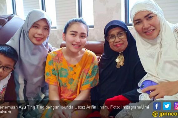 Doa Ayu Ting Ting Saat Bertemu Ibunda Ustaz Arifin Ilham - JPNN.COM