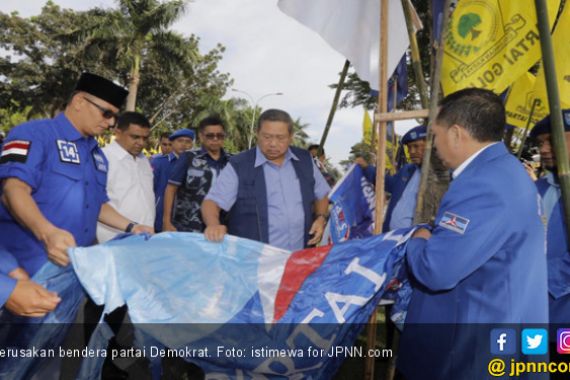 Pelaku Perusakan Bendera Demokrat Dibayar Rp 150 Ribu - JPNN.COM