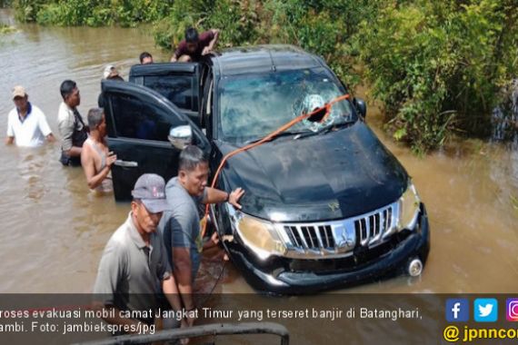 Evakuasi Mobdin Camat Terseret Banjir Habiskan Waktu 5 Jam - JPNN.COM