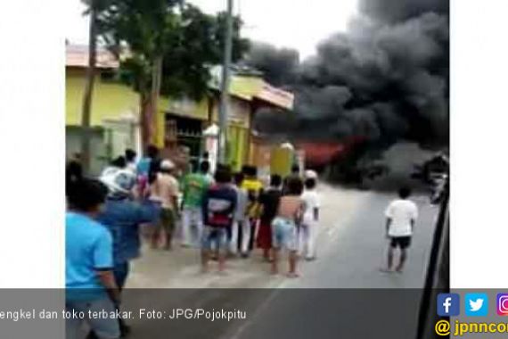 Bensin Tumpah, Toko dan Bengkel Habis Terbakar - JPNN.COM