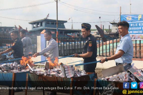 Amankan Hak Negara, Bea Cukai Berantas Rokok - Miras Ilegal - JPNN.COM