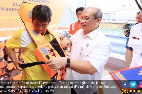 Jelang Nataru, Pelni Kembali Bagikan Life Jacket di Manado - JPNN.COM
