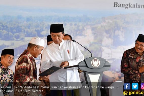 Jokowi Serahkan 2.050 Sertifikat Tanah di Bangkalan - JPNN.COM