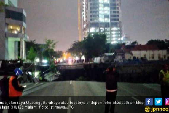 Detik-detik Jalan Gubeng Ambles, Diawali Suara Gemuruh - JPNN.COM