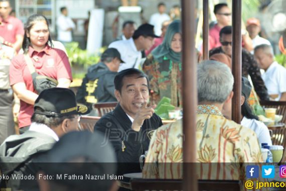 Jokowi Cicipi Makanan Khas Jatim di Rest Area KM 597 - JPNN.COM