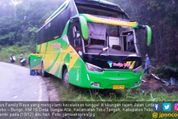 Bus Family Raya Terguling, Balita Tewas Mengenaskan - JPNN.COM