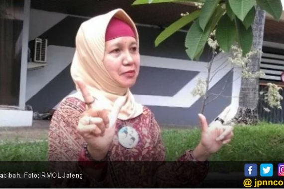 Kesal Spanduk Prabowo Dicopot, Habibah Pasang Baliho Besar - JPNN.COM