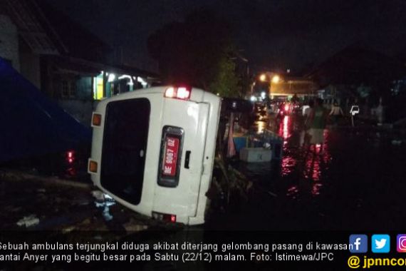 Gelombang Pasang di Pantai Anyer, Air Meluap Hingga ke Jalan - JPNN.COM