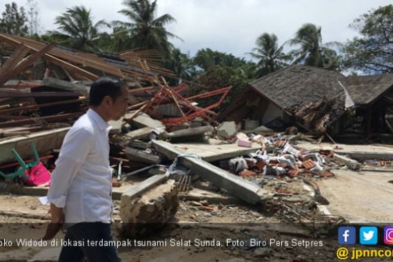 Tiga Foto Jokowi saat Meninjau Dampak Tsunami Selat Sunda - JPNN.COM