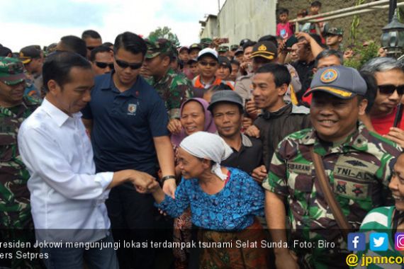 Jokowi Jabat Tangan Korban Tsunami Selat Sunda - JPNN.COM