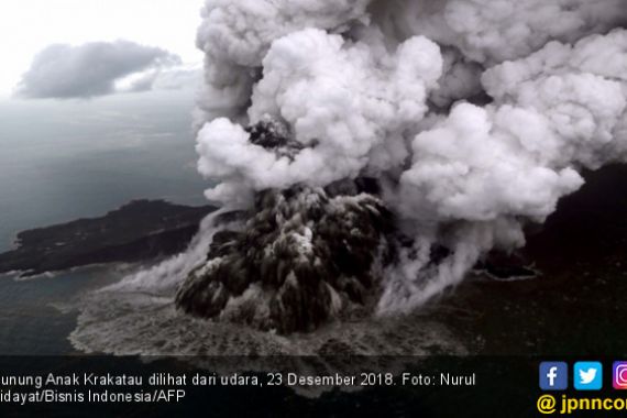 3 Nelayan Lihat Gunung Anak Krakatau Pecah Sebelum Tsunami - JPNN.COM