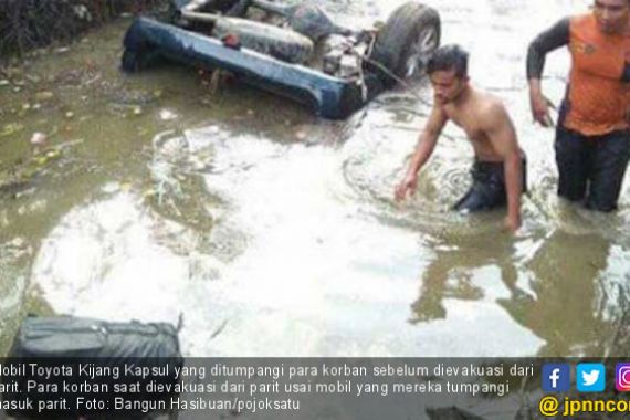 Gegara Jalan Berlubang, Mobil Masuk Parit, 5 Orang Tewas - JPNN.COM