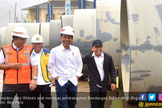 Didampingi Anies, Jokowi Tinjau Proyek Bendungan Sukamahi - JPNN.COM