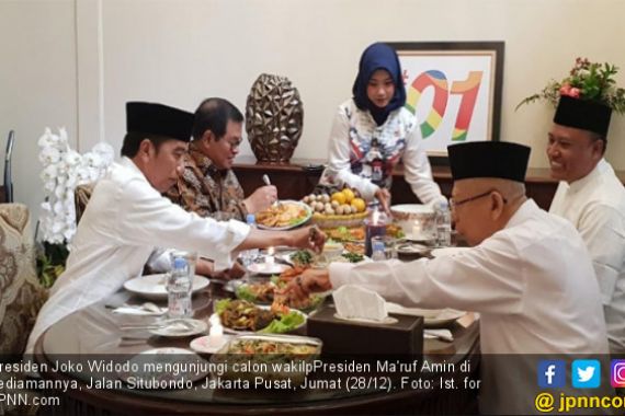 Sedap, Jokowi Makan Siang di Rumah Kiai Ma'ruf Amin - JPNN.COM