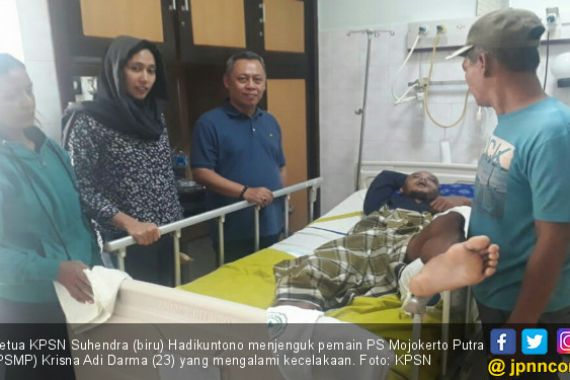 Kecelakaan Maut, Pemain PSMP Krisna Adi Disantuni Ketua KPSN - JPNN.COM