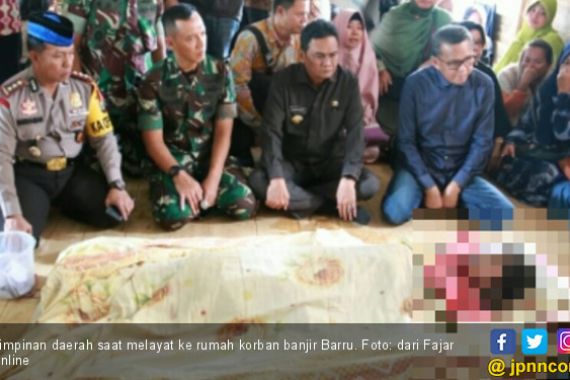 Korban Banjir di Barru Ditemukan Tewas Berpegangan Tangan - JPNN.COM