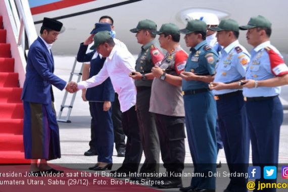 Pakai Sarung, Presiden Jokowi Berakhir Pekan di Sumut - JPNN.COM