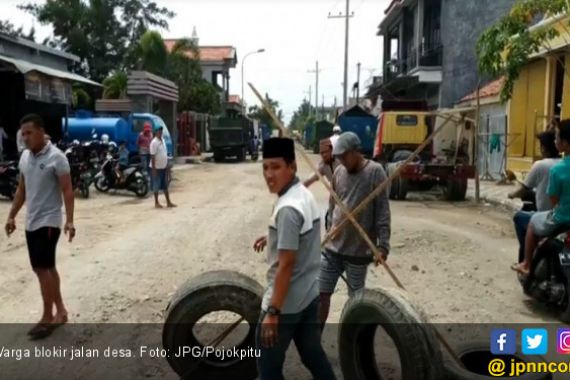 Jalan Rusak Sejak 2014 Tak Juga Diperbaiki - JPNN.COM