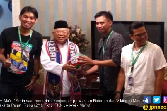 Selempang Bobotoh Jokowi untuk Abah Berbalas Bola KMA - JPNN.COM