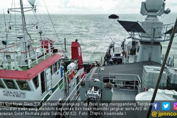 KRI Cut Nyak Dien Tangkap Tug Boat di Perairan Selat Berhala - JPNN.COM
