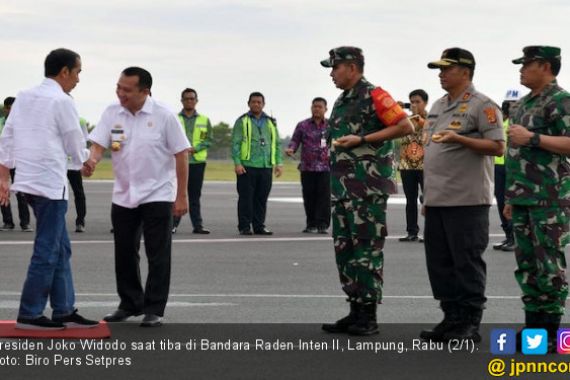 Hari Kedua 2019, Pak Jokowi Kunjungi Korban Tsunami Lampung - JPNN.COM