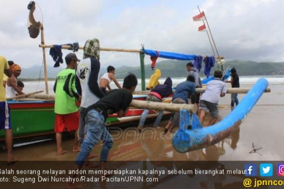 Nelayan Unjuk Rasa: Tolonglah, Kami Masyarakat Menderita - JPNN.COM