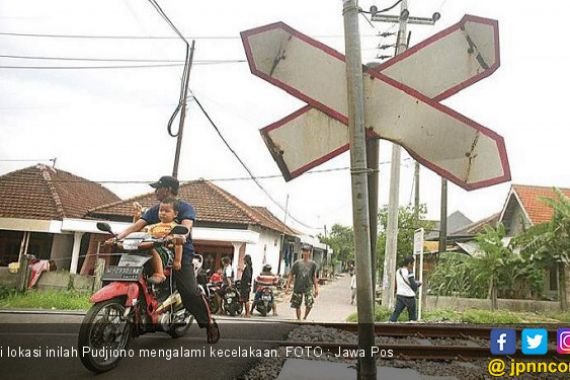 Pengemudi Ojol Tersambar Kereta Api Jenggala - JPNN.COM