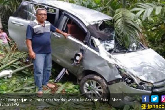 Mobil Rombongan Wisata Masuk Jurang, 1 Tewas, 5 Terluka - JPNN.COM