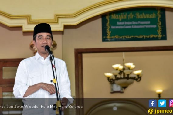 Jokowi Bagikan Ratusan Sertifikat Tanah Wakaf di Ponorogo - JPNN.COM