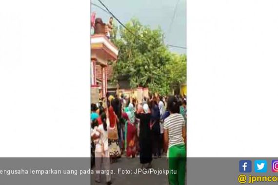 Viral, Pengusaha Buang Uang Puluhan Juta dari Atap Rumah - JPNN.COM