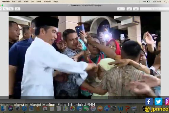 Ibu Tua ini Dekap Tangan Jokowi, dan... - JPNN.COM