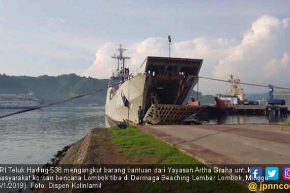 KRI Teluk Hading Angkut Bantuan untuk Korban Bencana Lombok - JPNN.COM