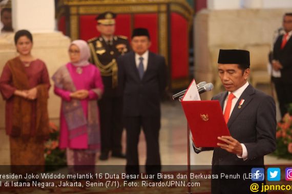 Jokowi Lantik Dubes LBPP RI untuk 16 Negara - JPNN.COM