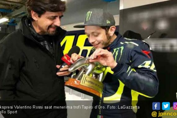 Boncos di MotoGP 2018, Rossi Santai Terima Trofi Pecundang - JPNN.COM