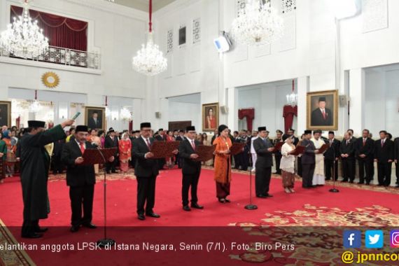 7 Anggota LPSK Ucap Sumpah di Depan Jokowi - JPNN.COM