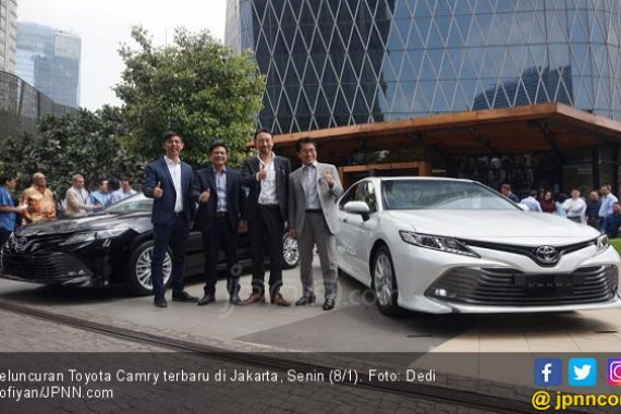 Toyota Camry Terbaru Resmi Mengaspal, Hampir Rp 1 Miliar - JPNN.COM