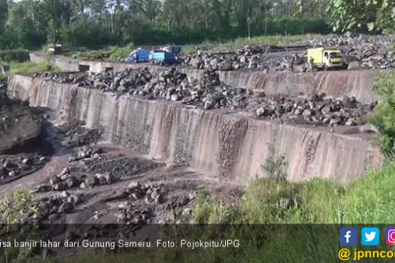 Banjir Lahar Semeru Sisakan Batu-batu Besar di Tengah Jalan - JPNN.COM