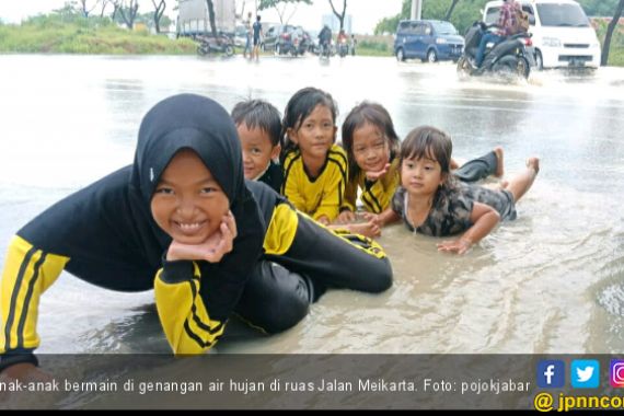 Jalan Meikarta Banjir Dimanfaatkan Warga untuk Tangkap Ikan - JPNN.COM