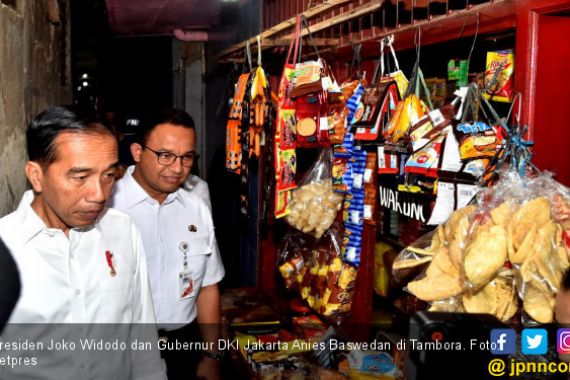 Didampingi Anies, Jokowi Blusukan ke Tambora - JPNN.COM