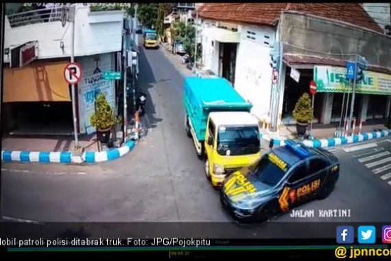 Mobil Patroli Polisi Ditabrak Truk Sampai Penyok - JPNN.COM