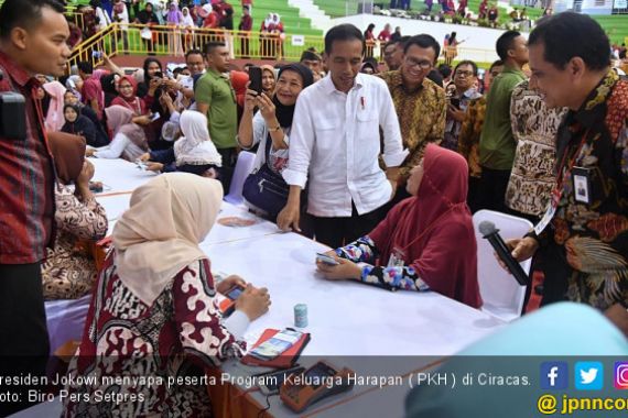 Jokowi Kawal Langsung Penyaluran PKH di Ciracas - JPNN.COM