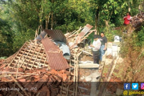 Puting Beliung Menerjang, Atap Rumah Warga Seketika Lenyap - JPNN.COM