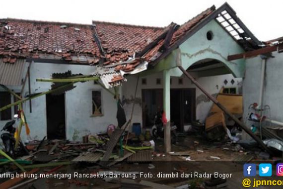 Puting Beliung Rusak Ratusan Rumah di Rancaekek - JPNN.COM