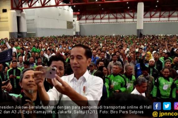 Agar Semua Senang, Jokowi Janjikan Payung Hukum Ojek Online - JPNN.COM