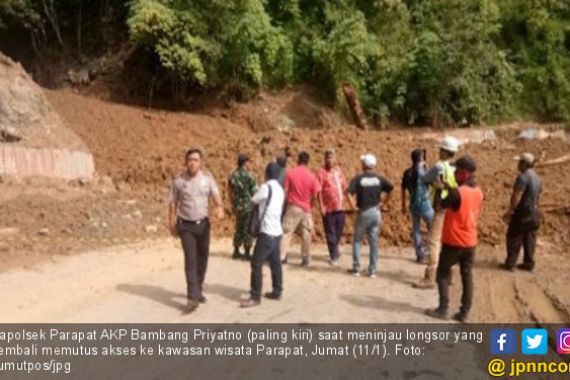 Jembatan Sidua-dua Kembali Ditimbun Longsor - JPNN.COM